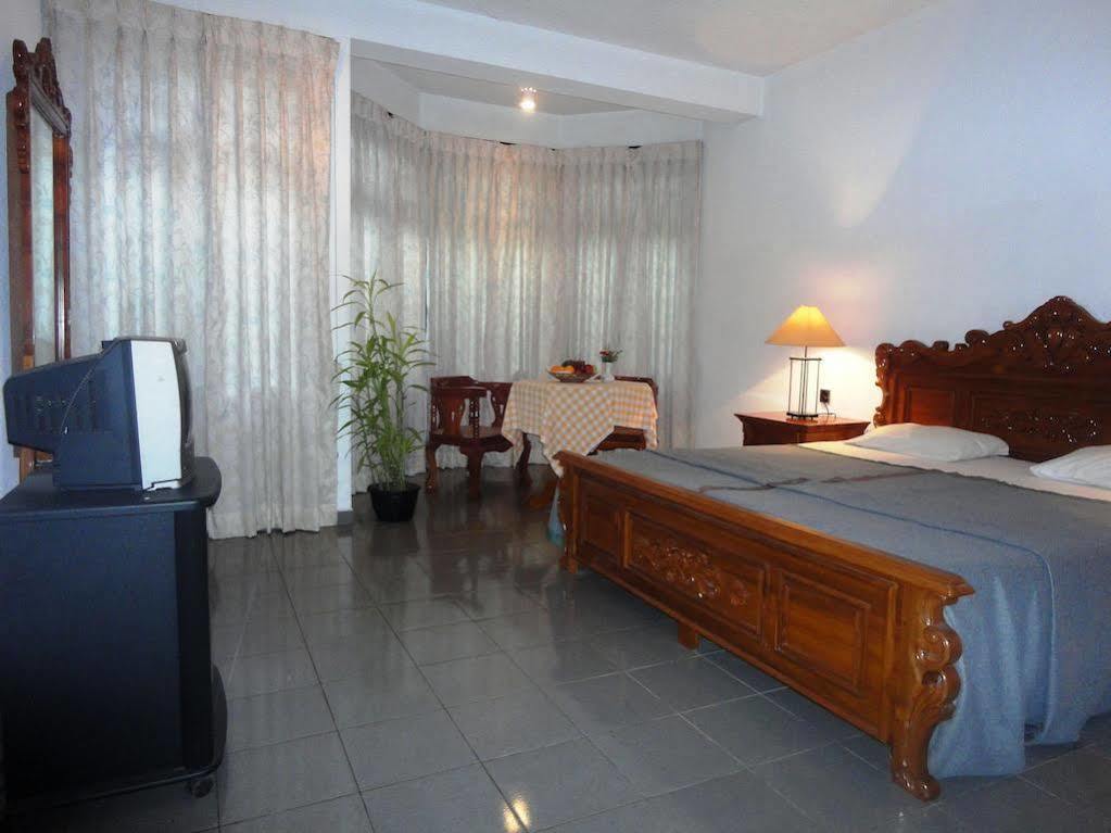 Hotel Country Comfort Ела Екстериор снимка