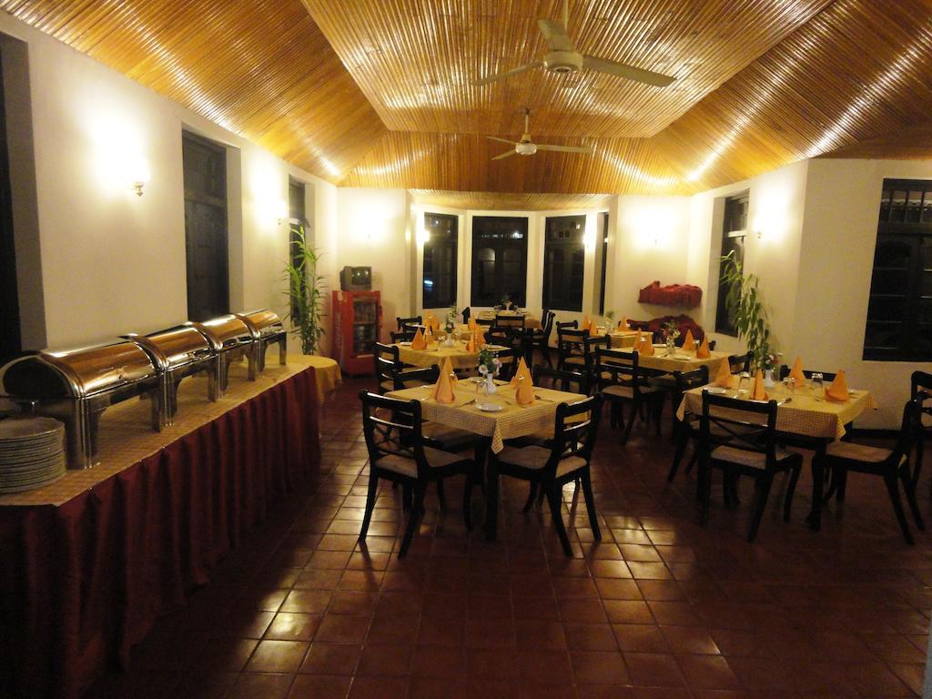 Hotel Country Comfort Ела Екстериор снимка