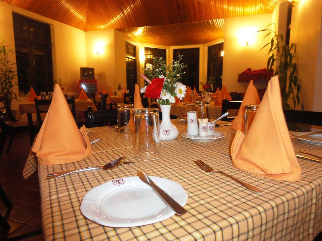 Hotel Country Comfort Ела Екстериор снимка