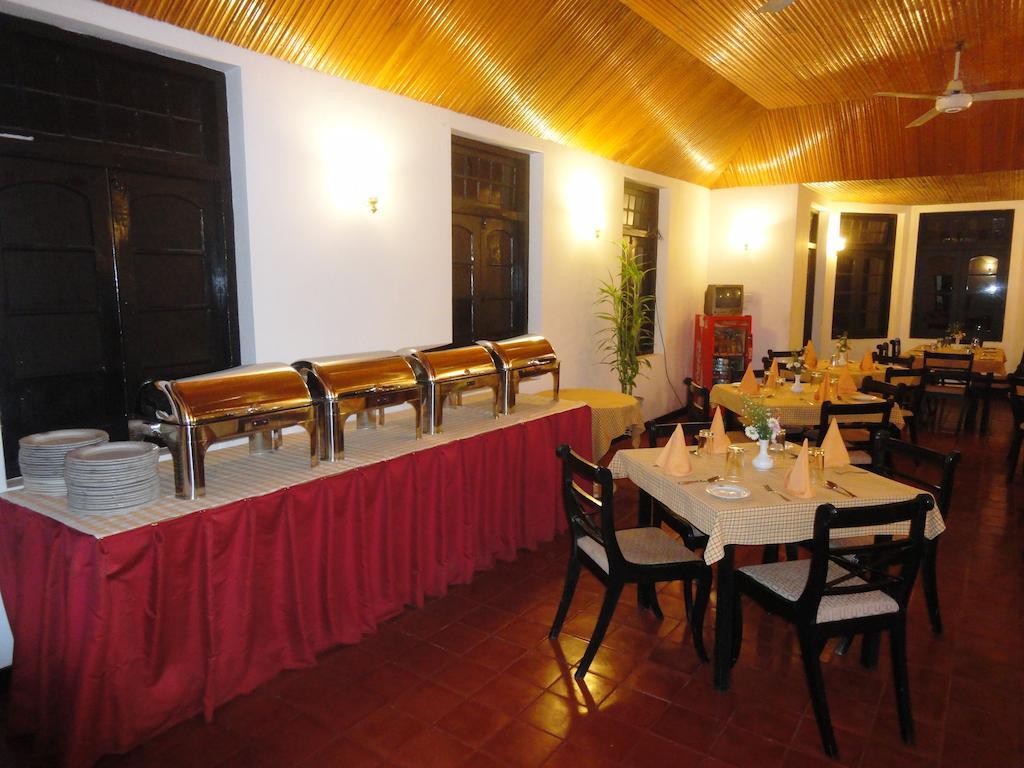 Hotel Country Comfort Ела Екстериор снимка