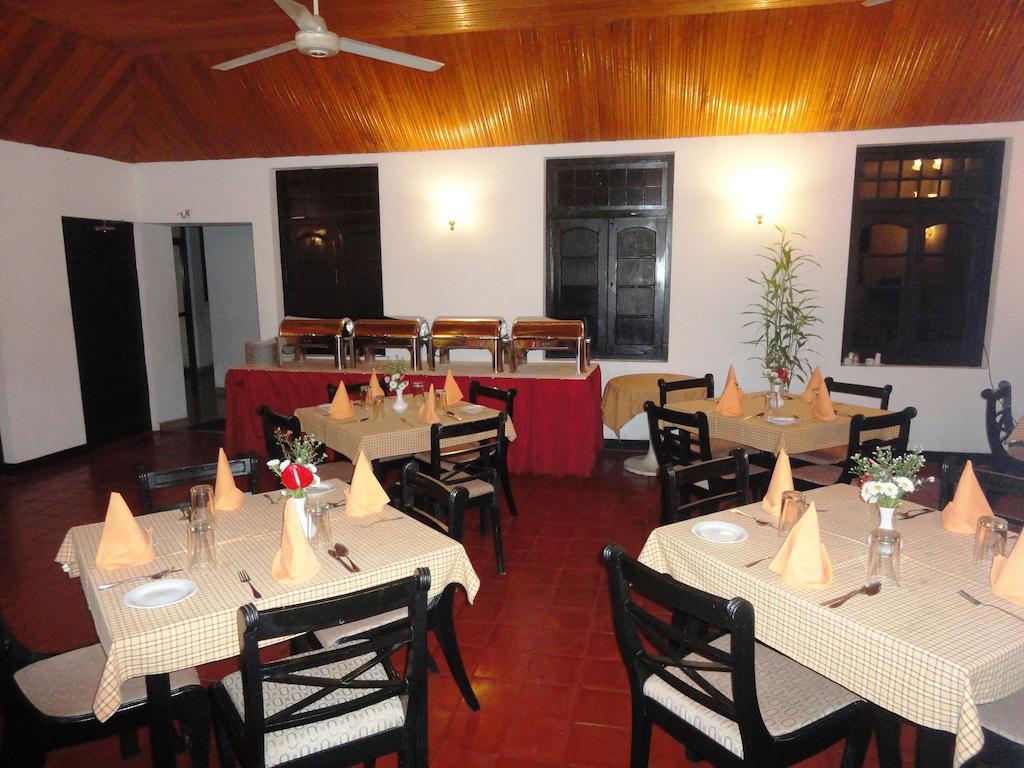 Hotel Country Comfort Ела Екстериор снимка